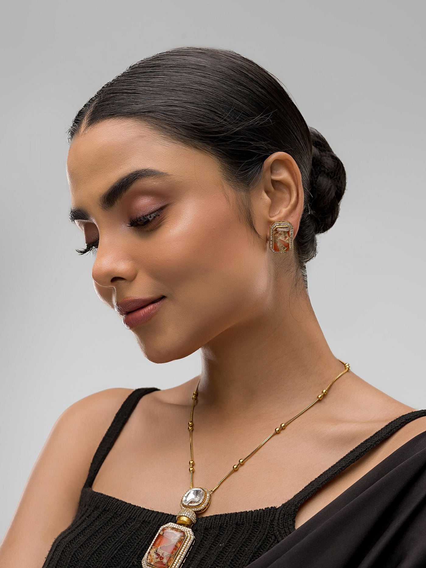 Dheu Golden Pendant Necklace Set