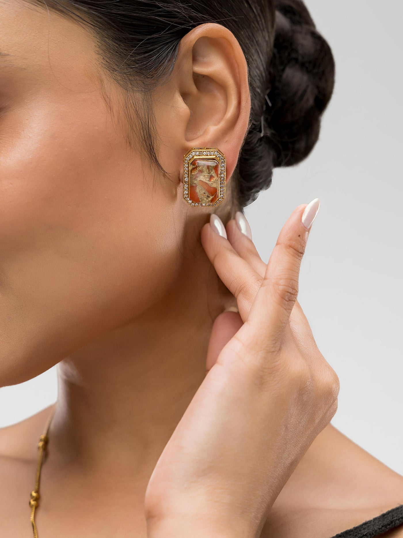 Dheu Golden Pendant Necklace Set