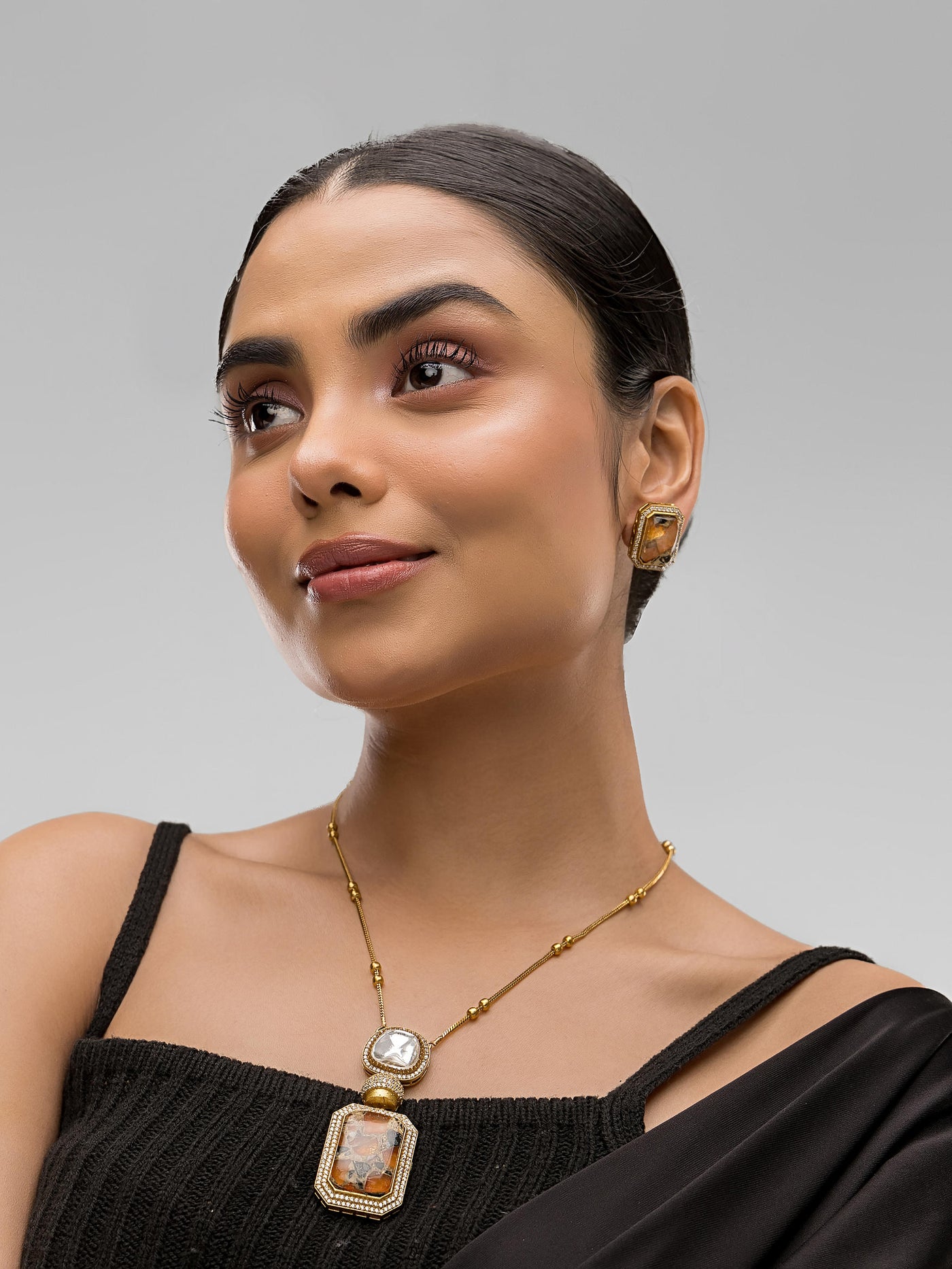 Dheu Golden Pendant Necklace Set