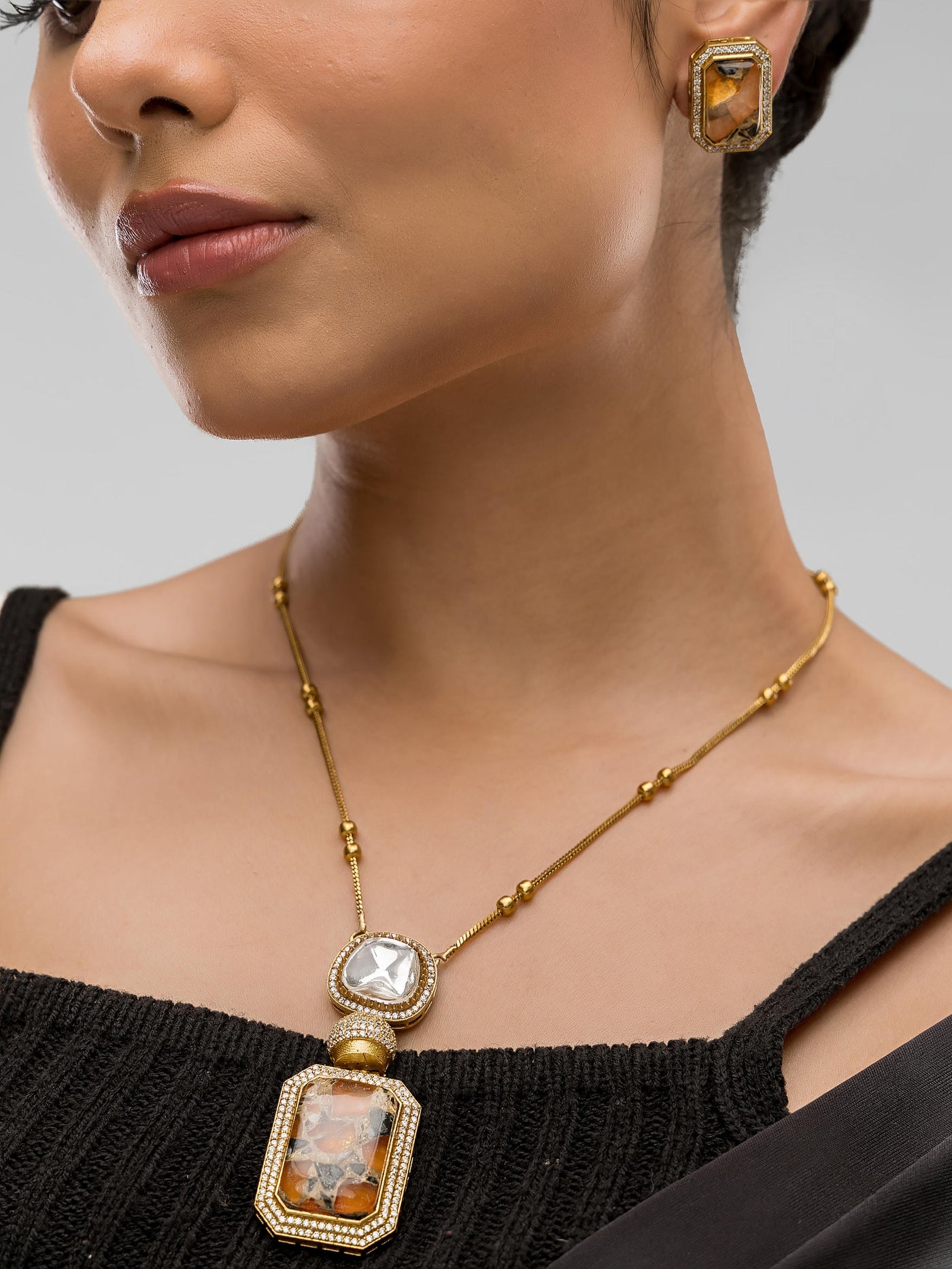 Dheu Golden Pendant Necklace Set