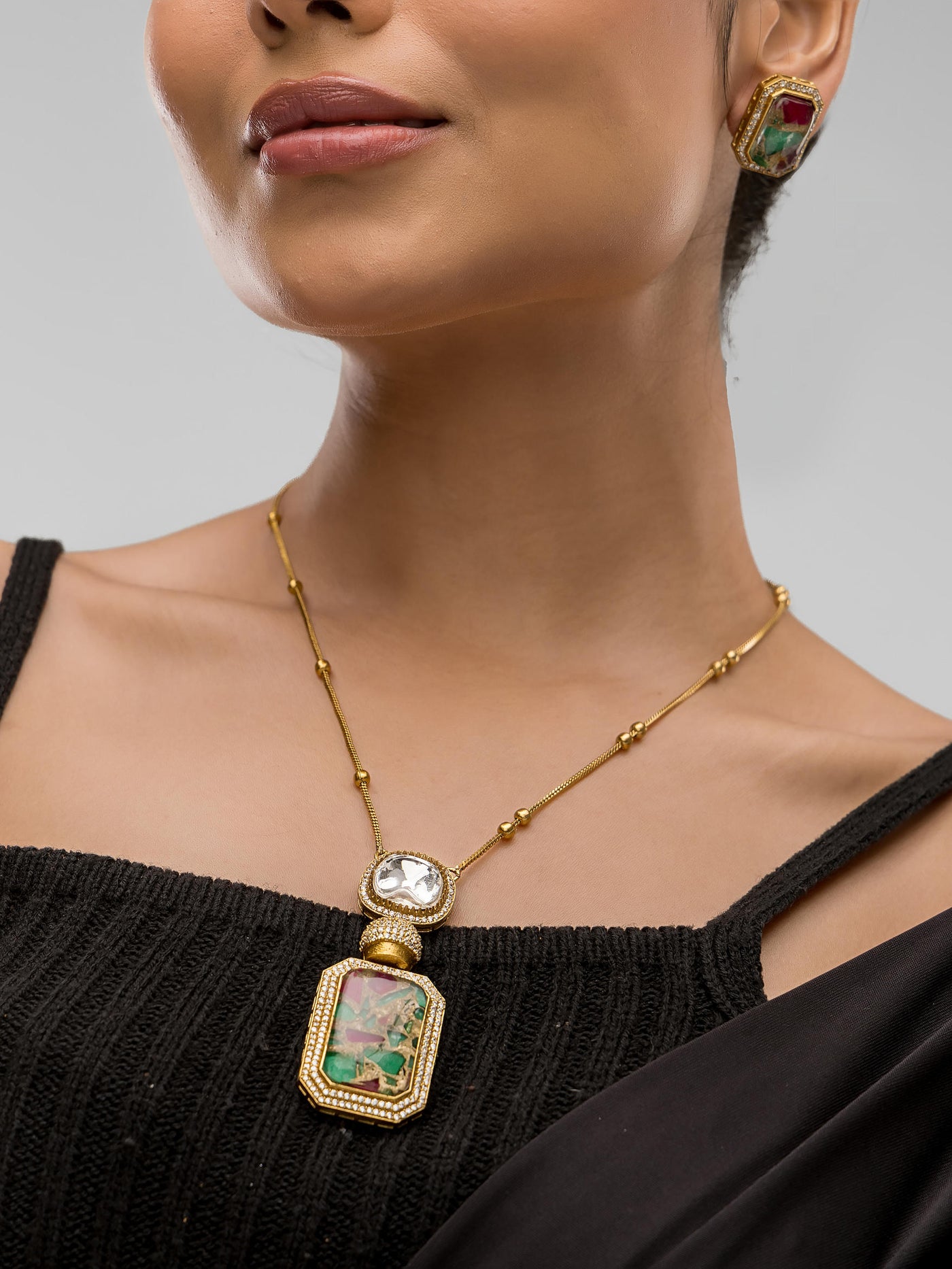 Dheu Golden Pendant Necklace Set