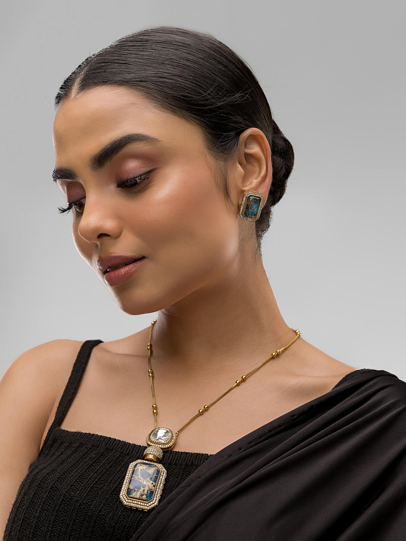 Dheu Golden Pendant Necklace Set