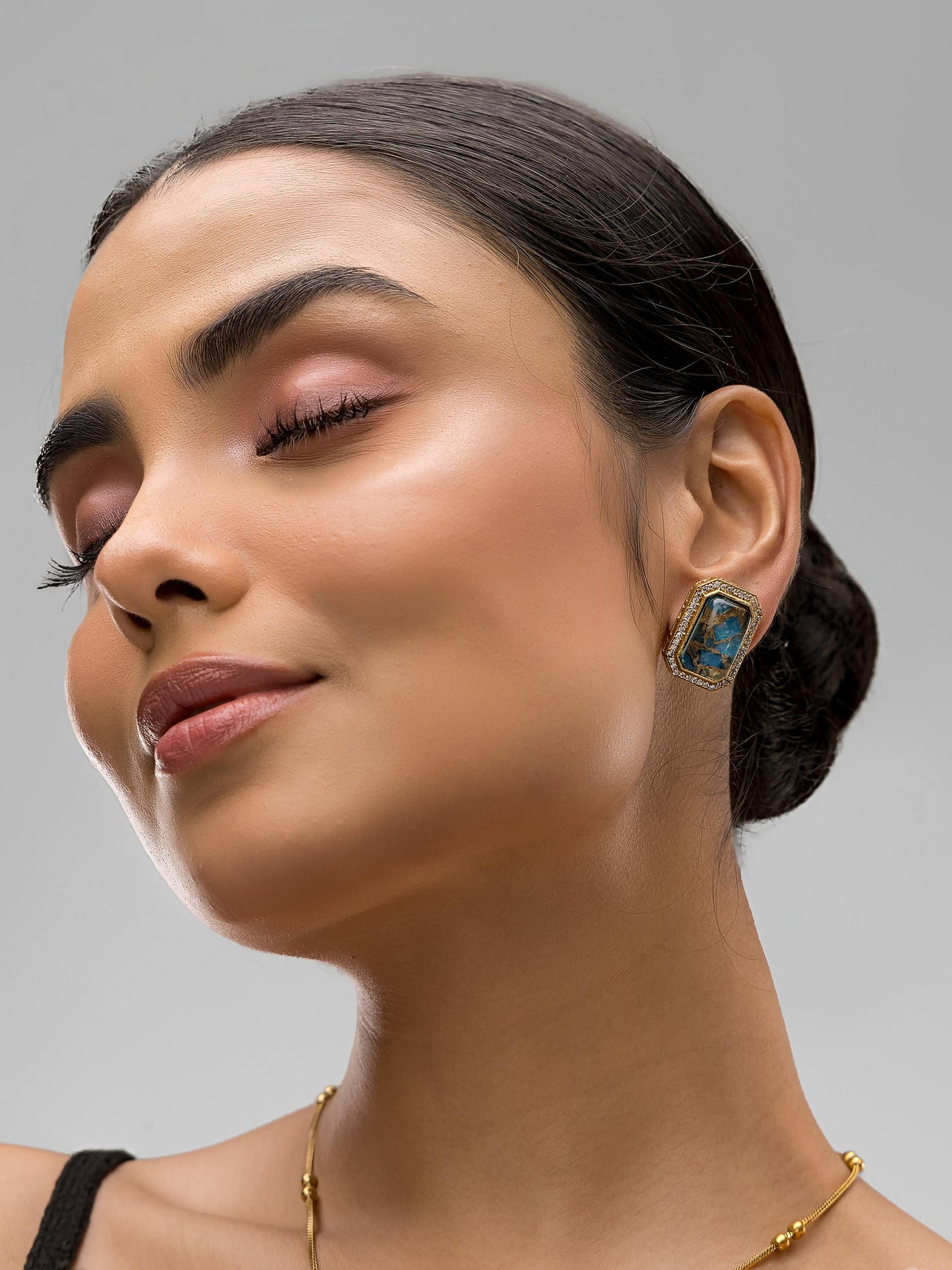 Dheu Golden Pendant Necklace Set