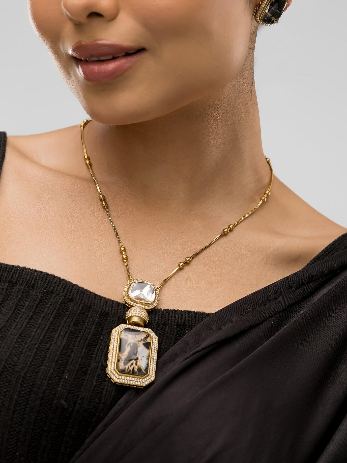 Dheu Golden Pendant Necklace Set