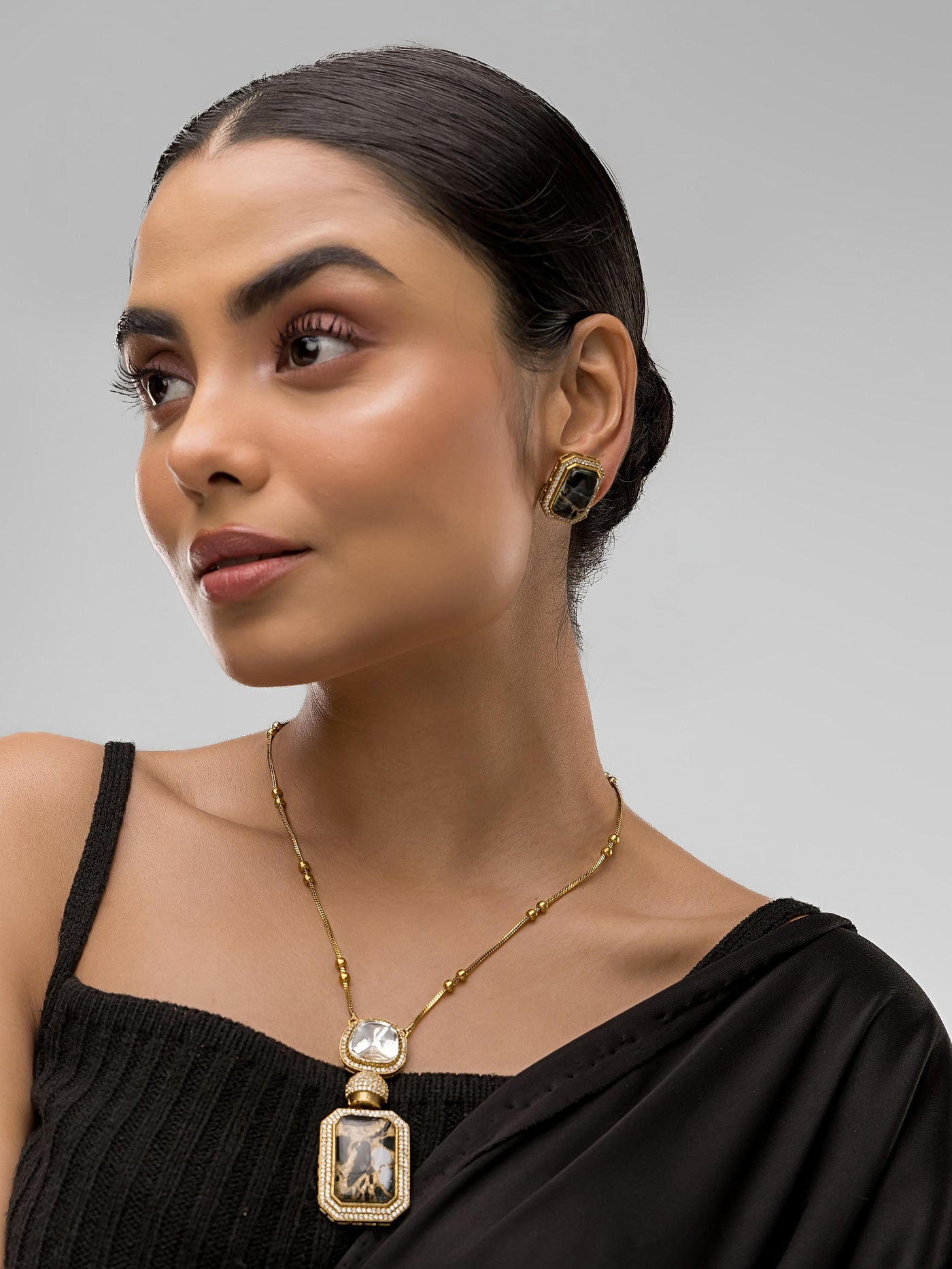 Dheu Golden Pendant Necklace Set