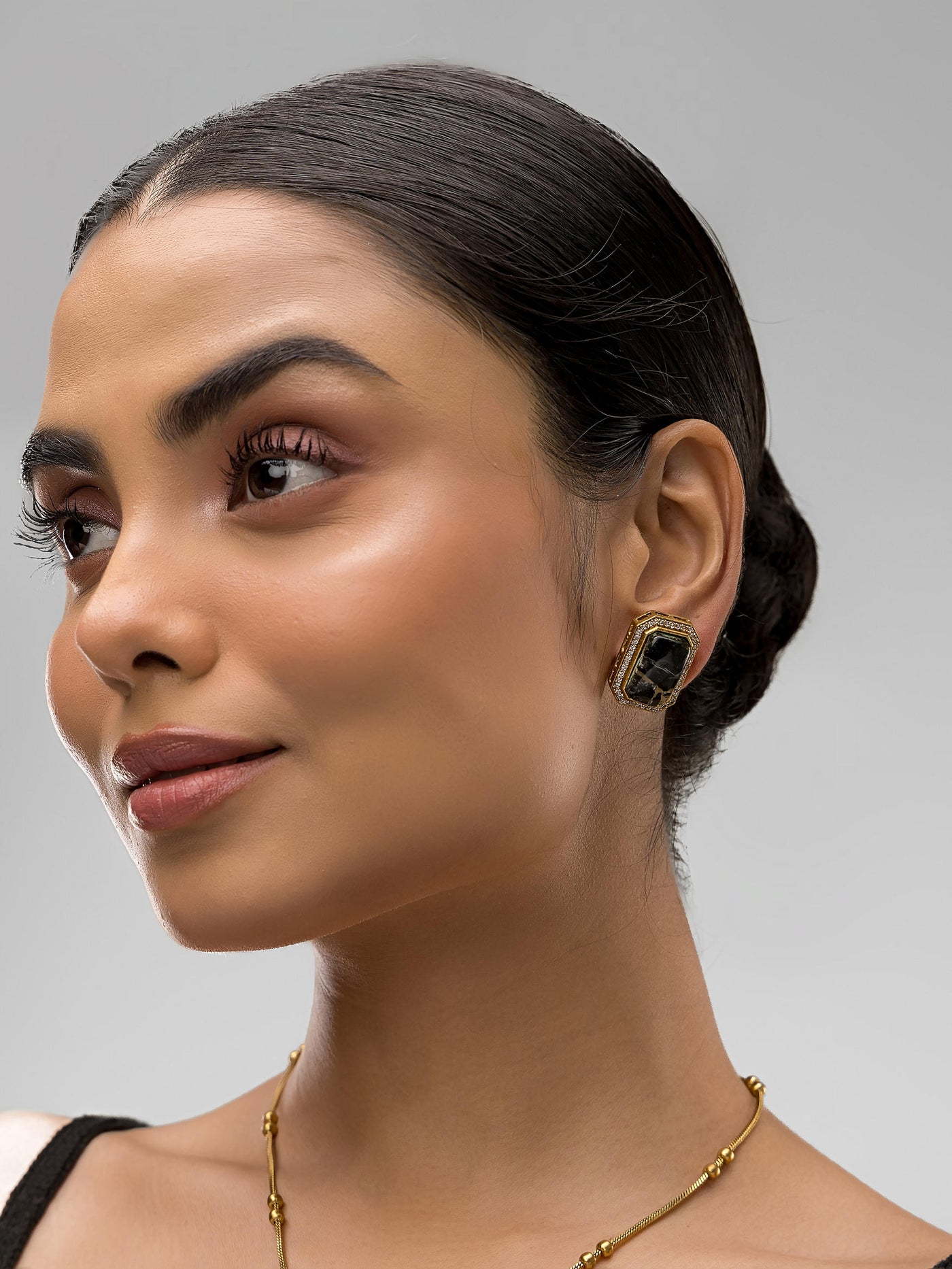 Dheu Golden Pendant Necklace Set