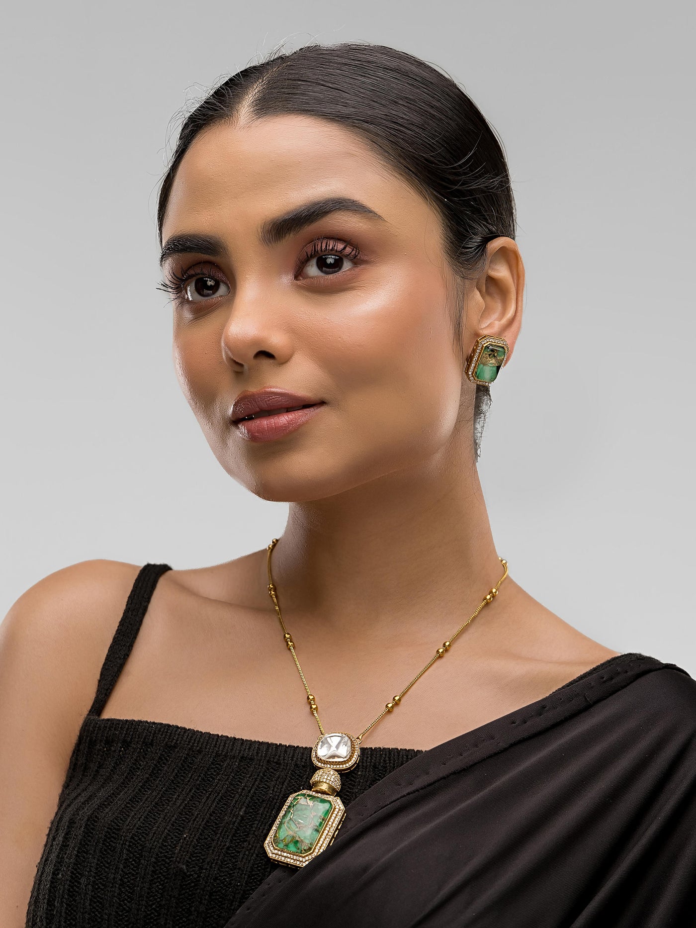Dheu Golden Pendant Necklace Set