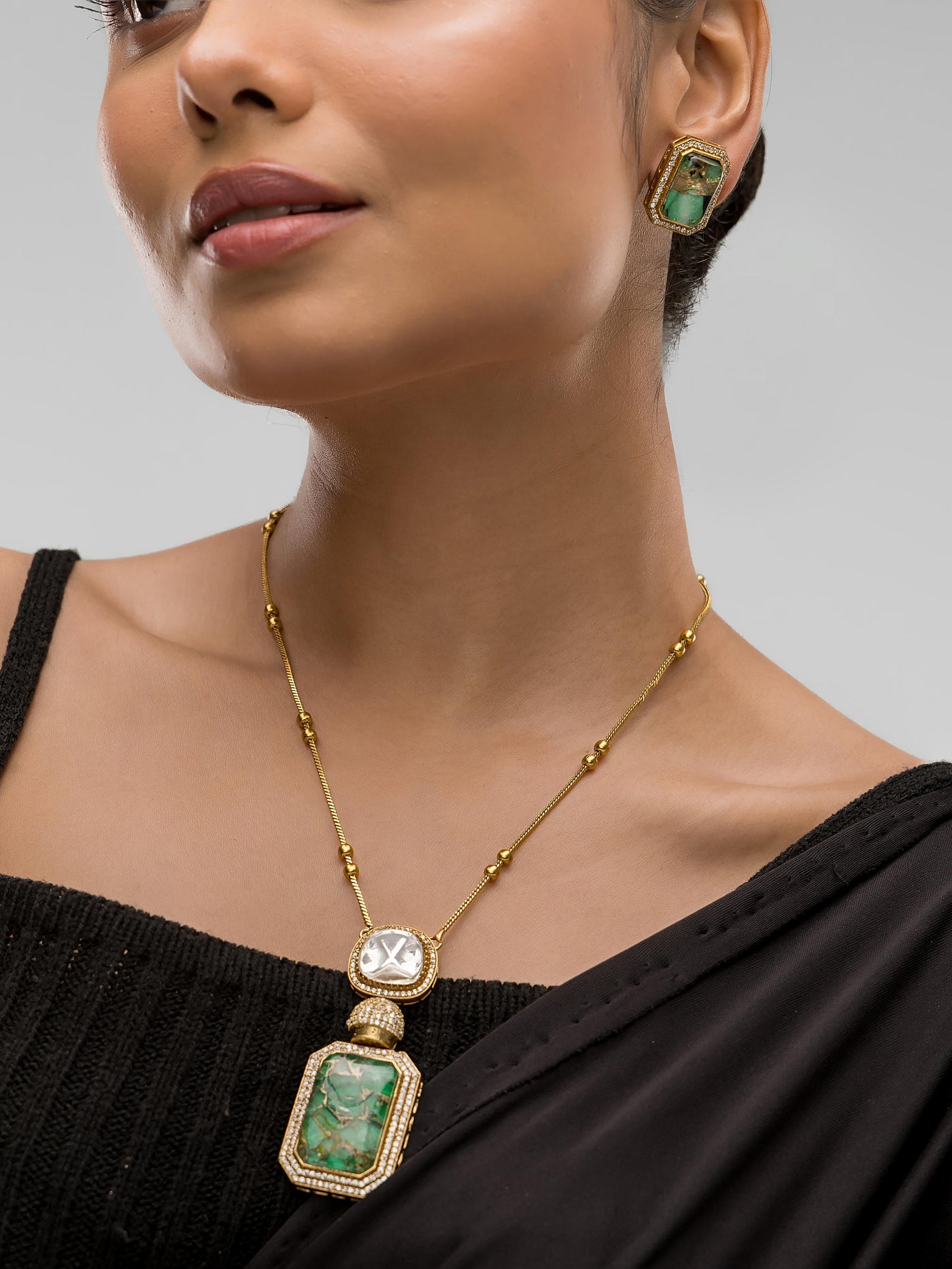 Dheu Golden Pendant Necklace Set