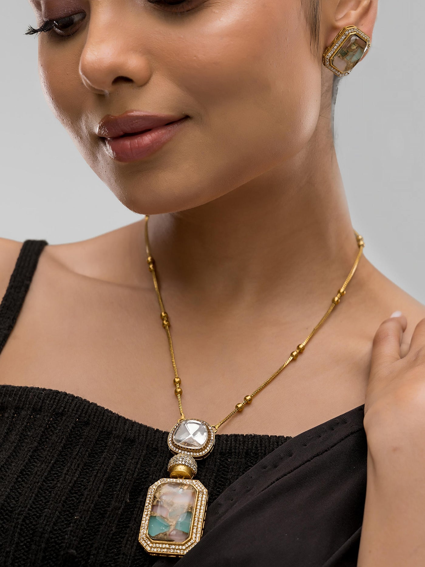 Dheu Golden Pendant Necklace Set