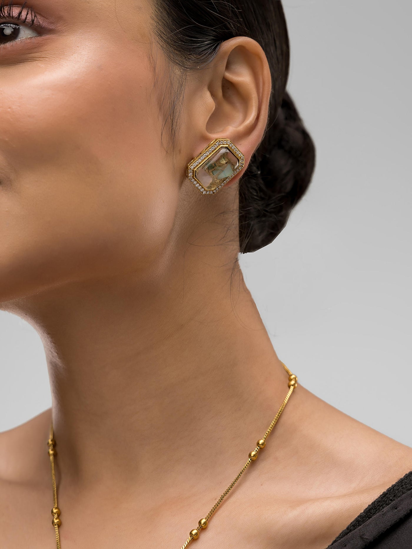 Dheu Golden Pendant Necklace Set