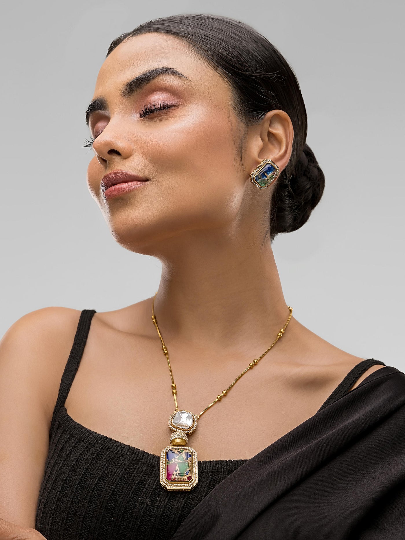 Dheu Golden Pendant Necklace Set