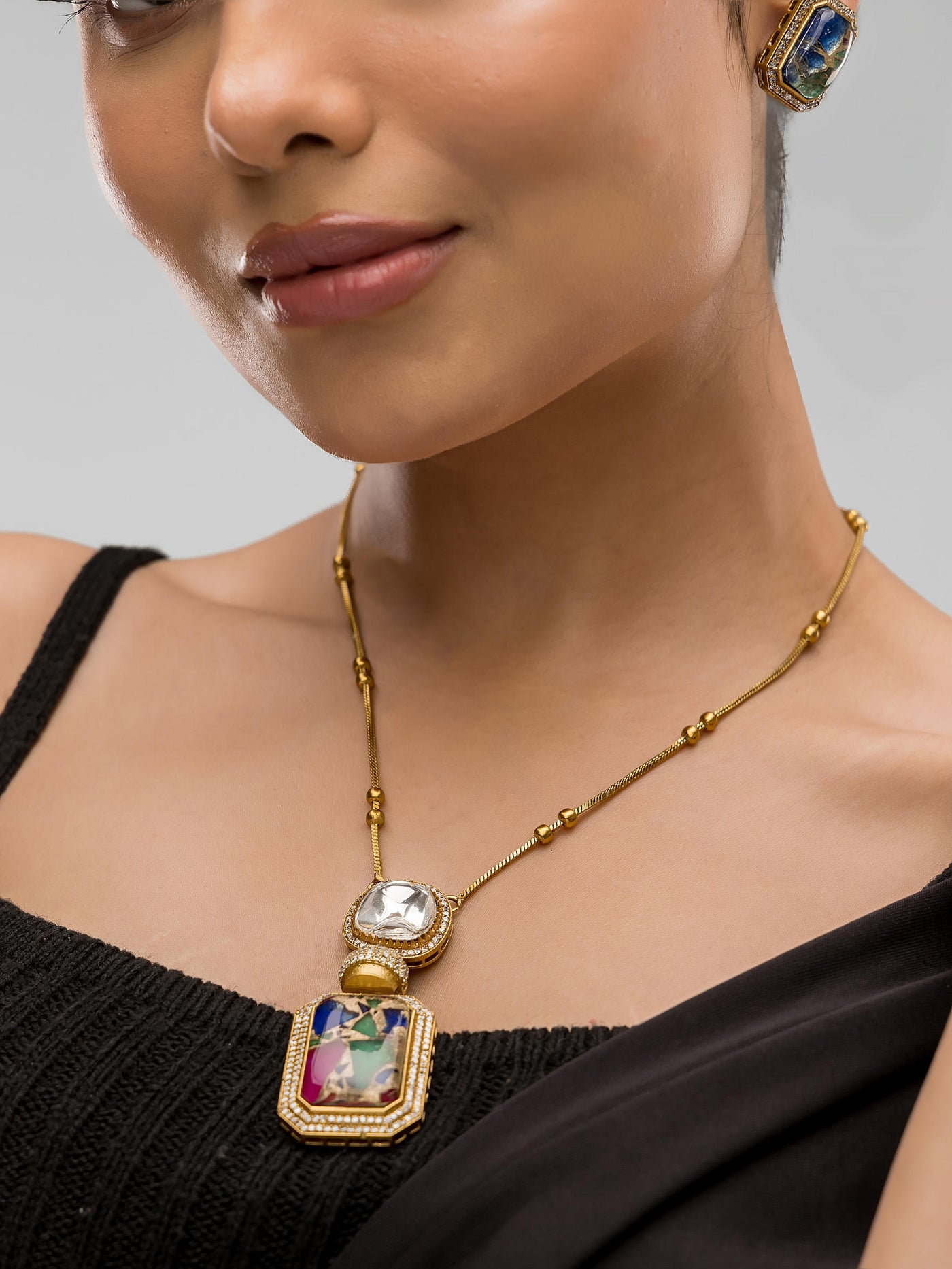 Dheu Golden Pendant Necklace Set
