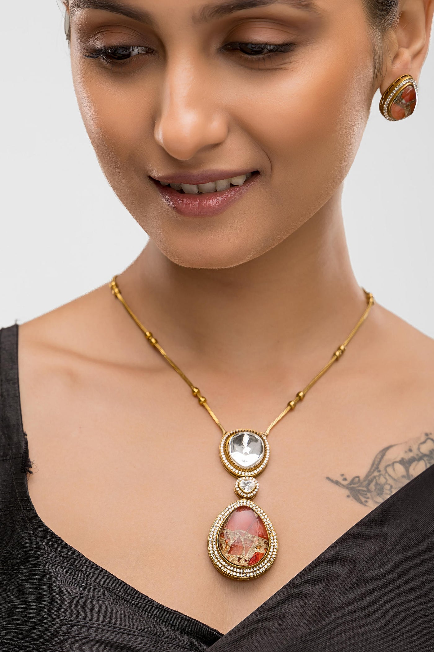 Dheu Golden Pendant Necklace Set