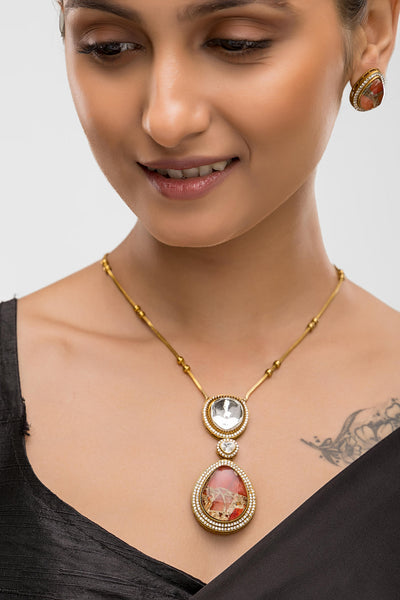 Dheu Golden Pendant Necklace Set