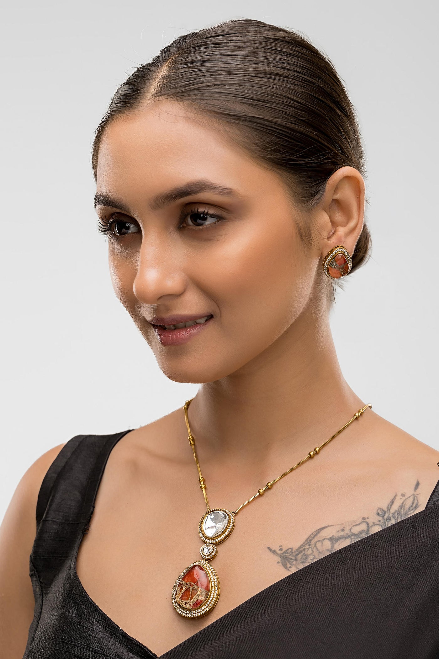 Dheu Golden Pendant Necklace Set