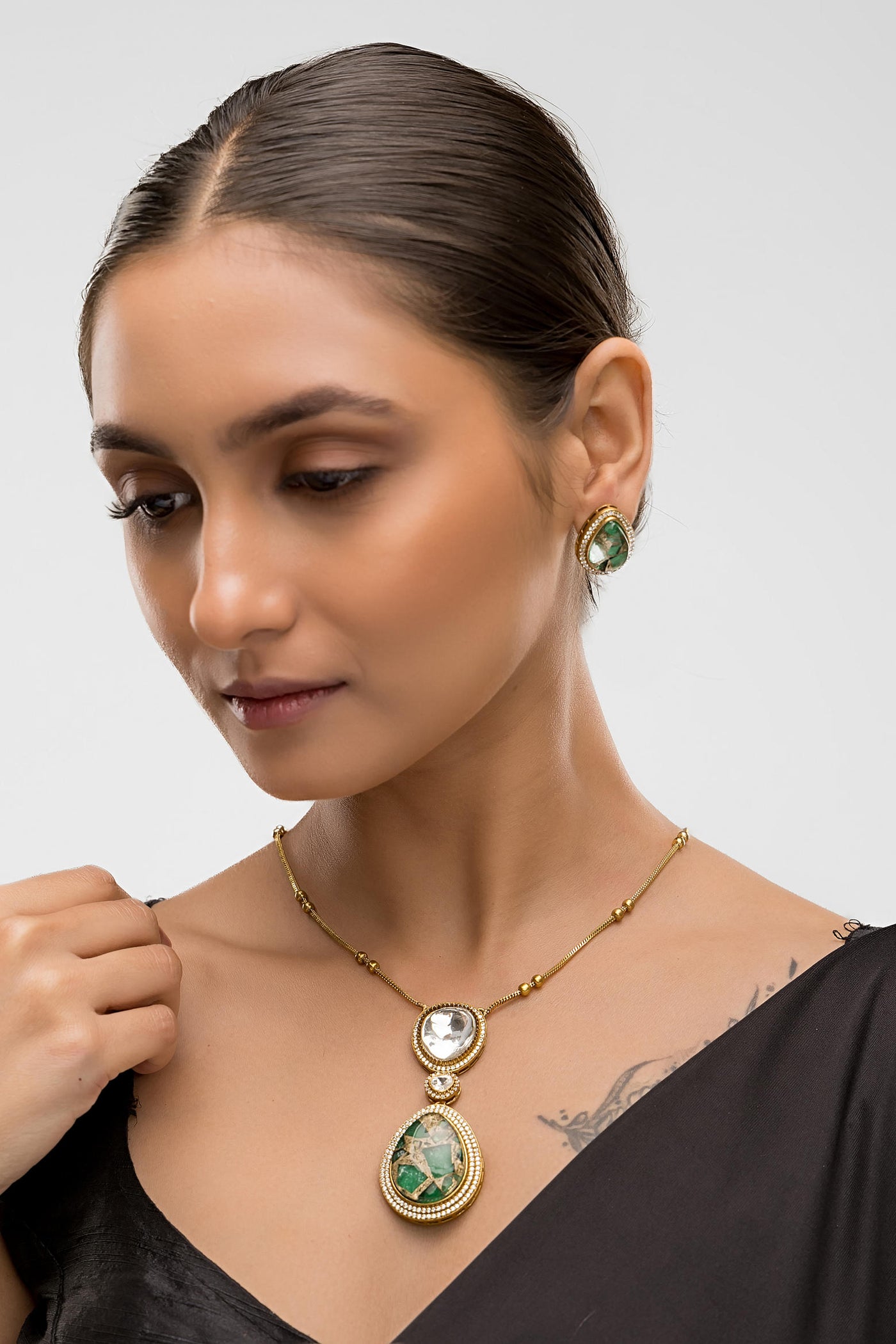 Dheu Golden Pendant Necklace Set