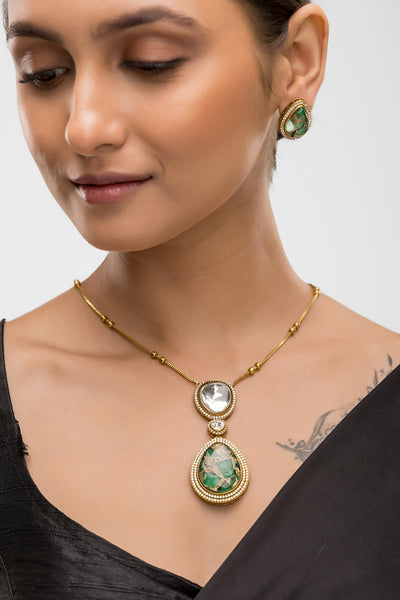 Dheu Golden Pendant Necklace Set