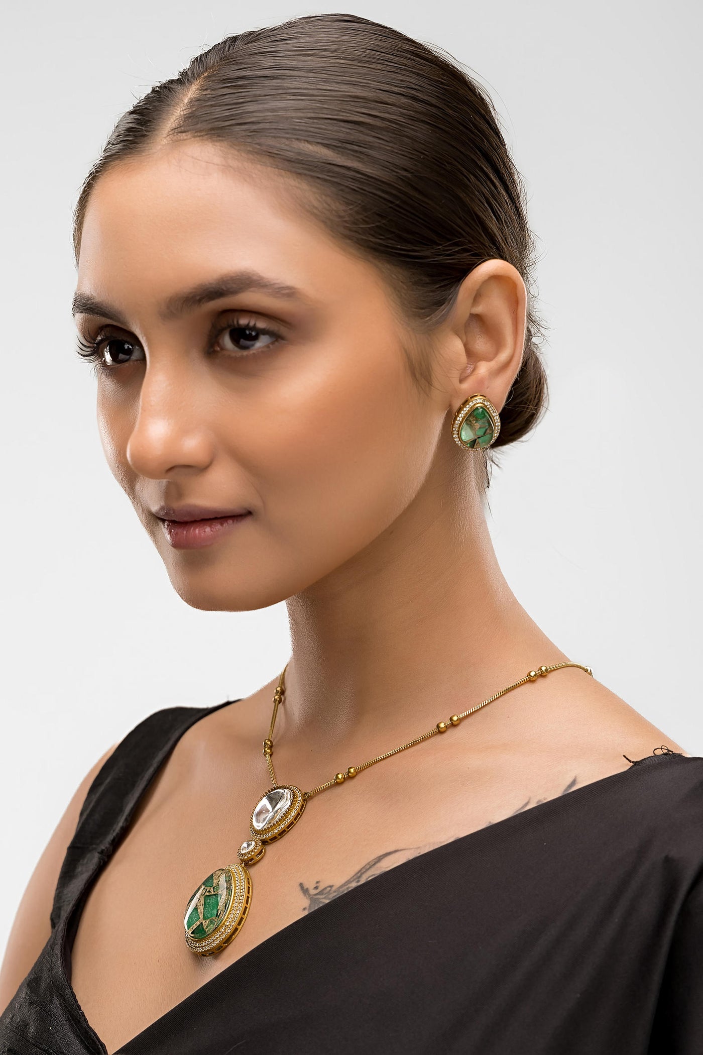 Dheu Golden Pendant Necklace Set