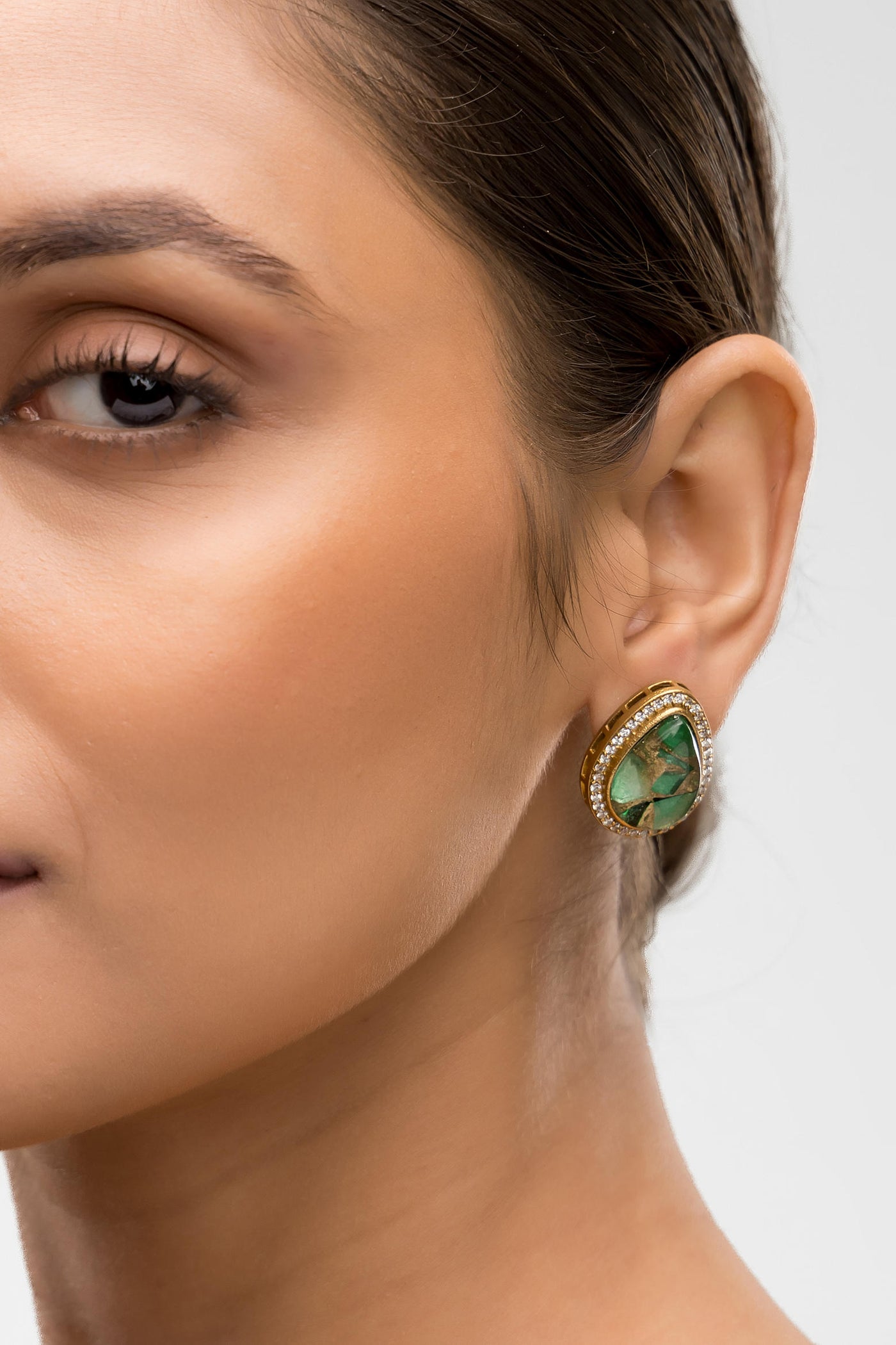 Dheu Golden Pendant Necklace Set