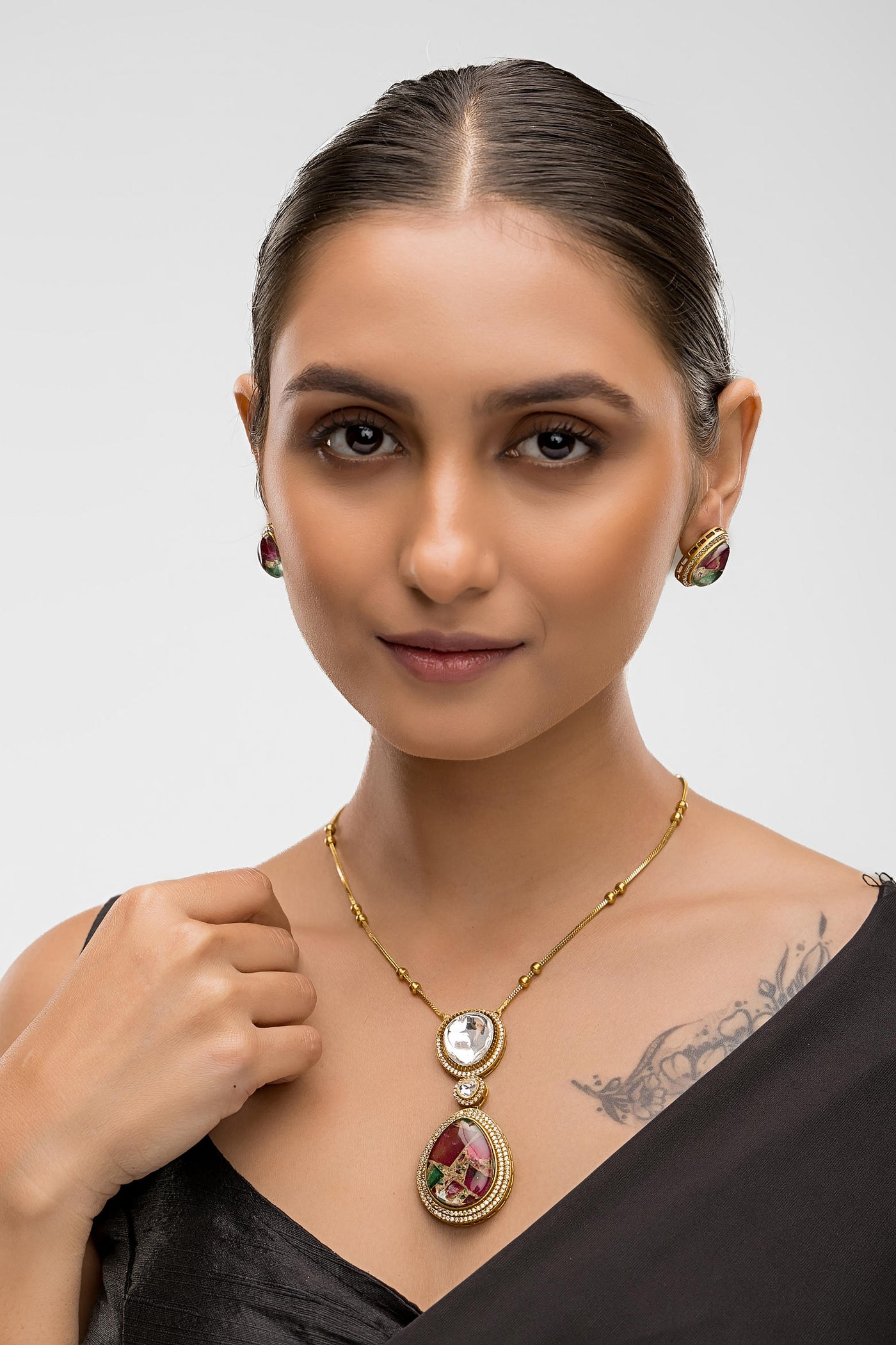 Dheu Golden Pendant Necklace Set