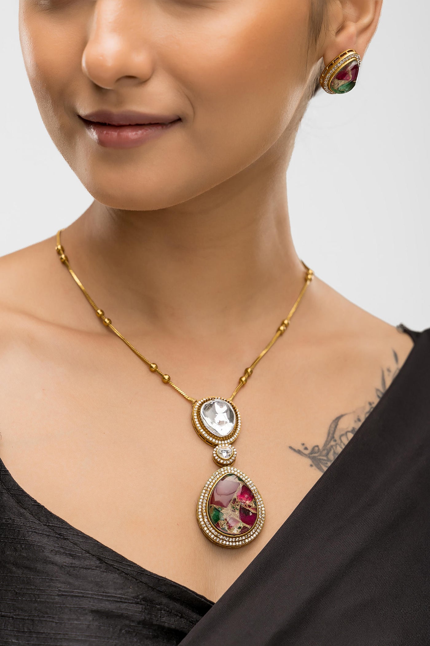 Dheu Golden Pendant Necklace Set