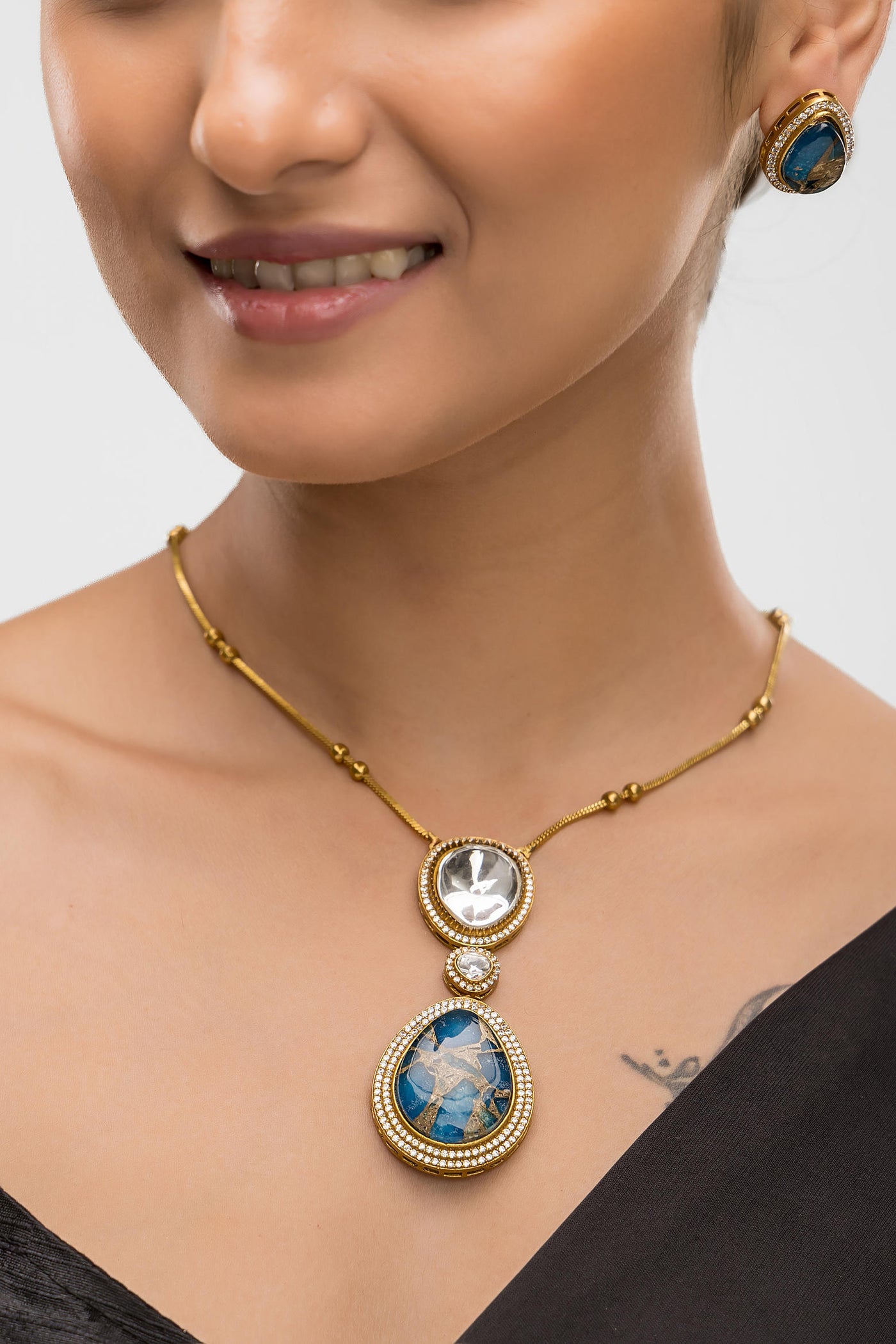 Dheu Golden Pendant Necklace Set