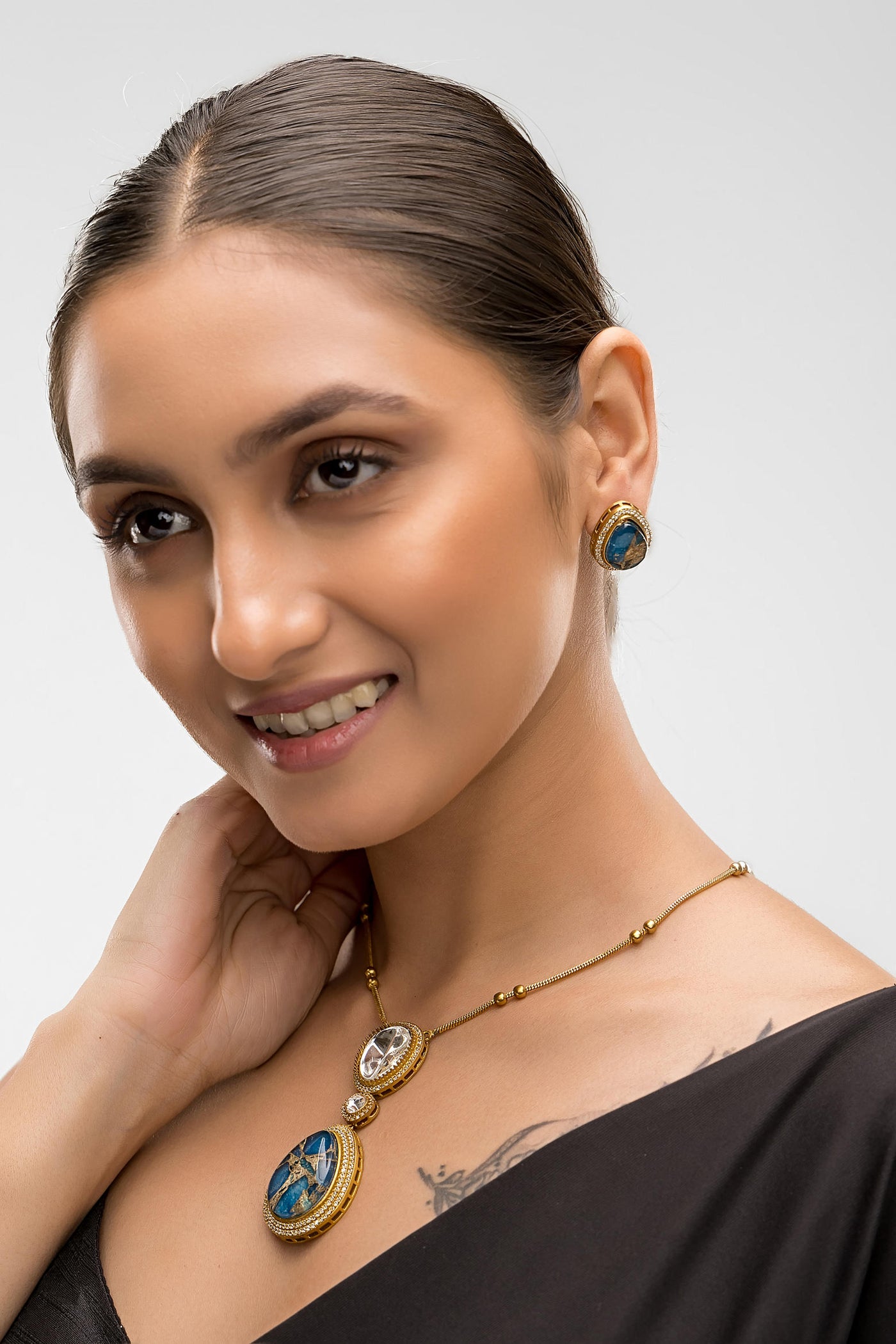 Dheu Golden Pendant Necklace Set