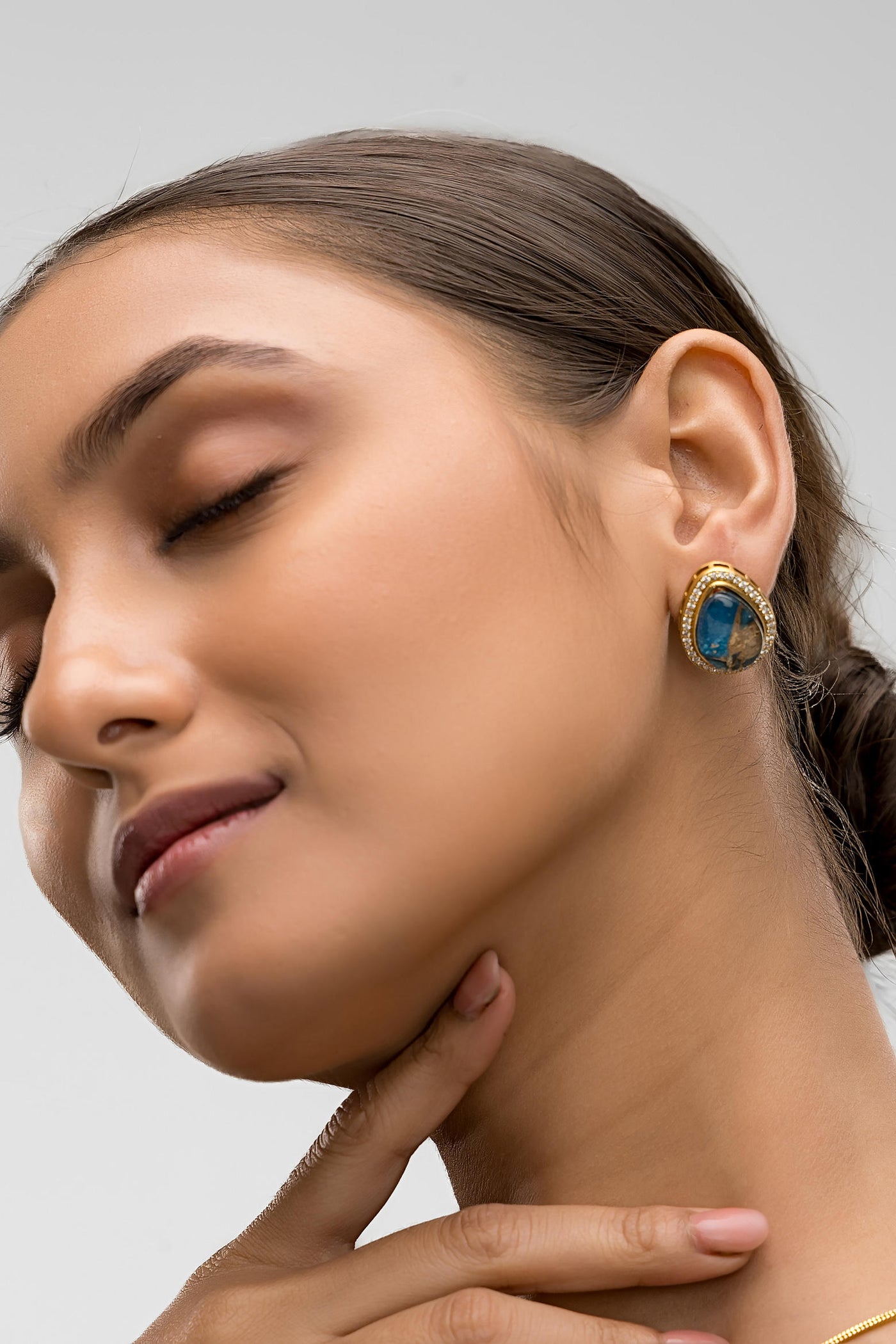 Dheu Golden Pendant Necklace Set