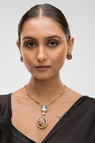 Dheu Golden Pendant Necklace Set