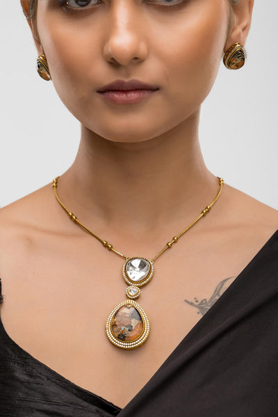 Dheu Golden Pendant Necklace Set
