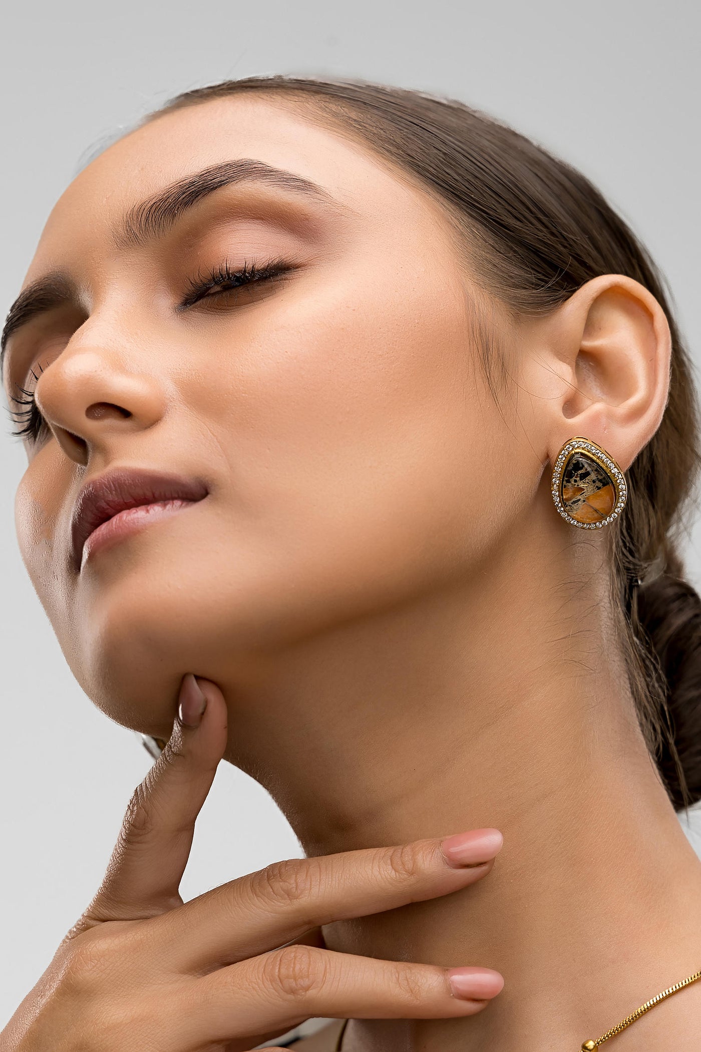 Dheu Golden Pendant Necklace Set