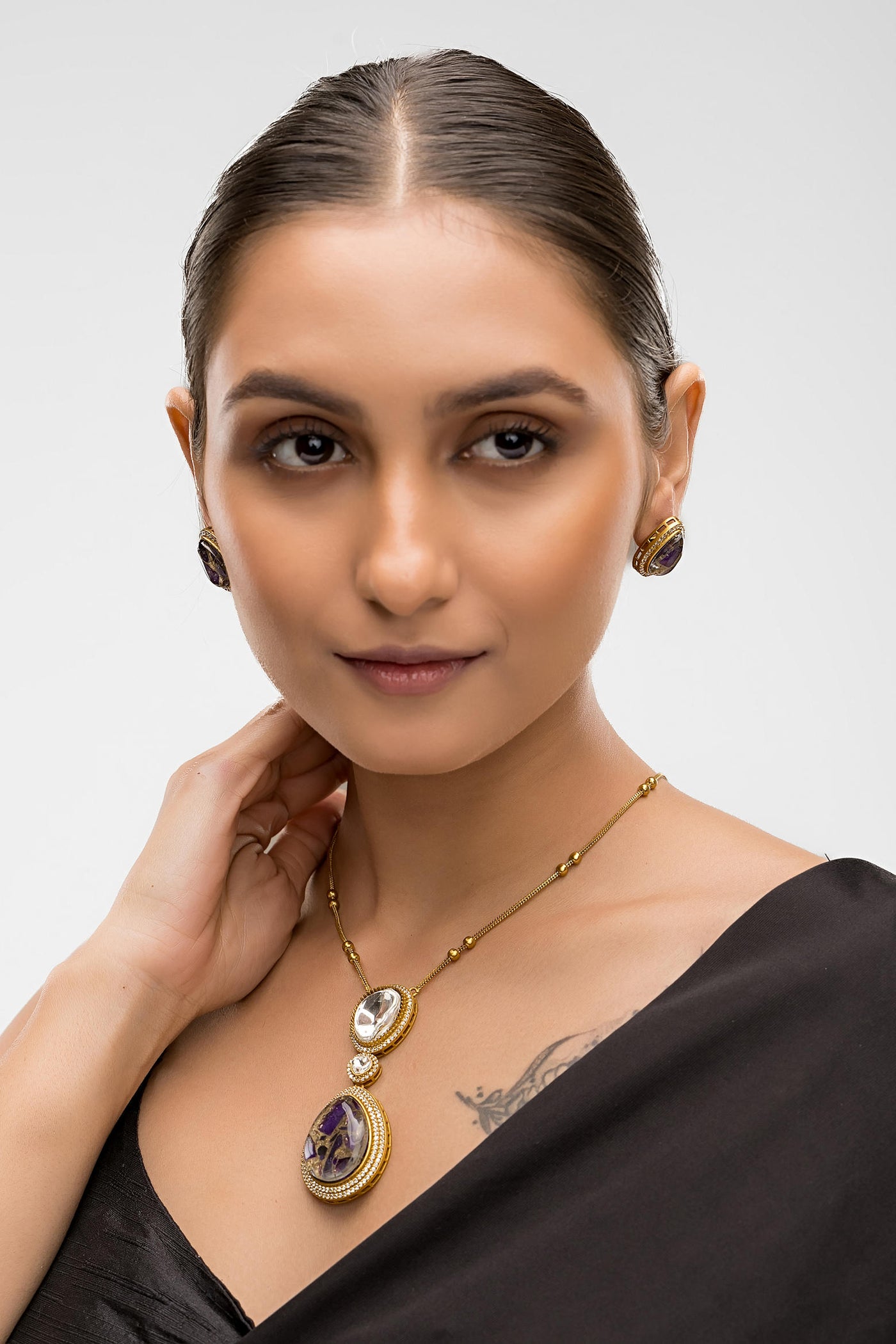 Dheu Golden Pendant Necklace Set