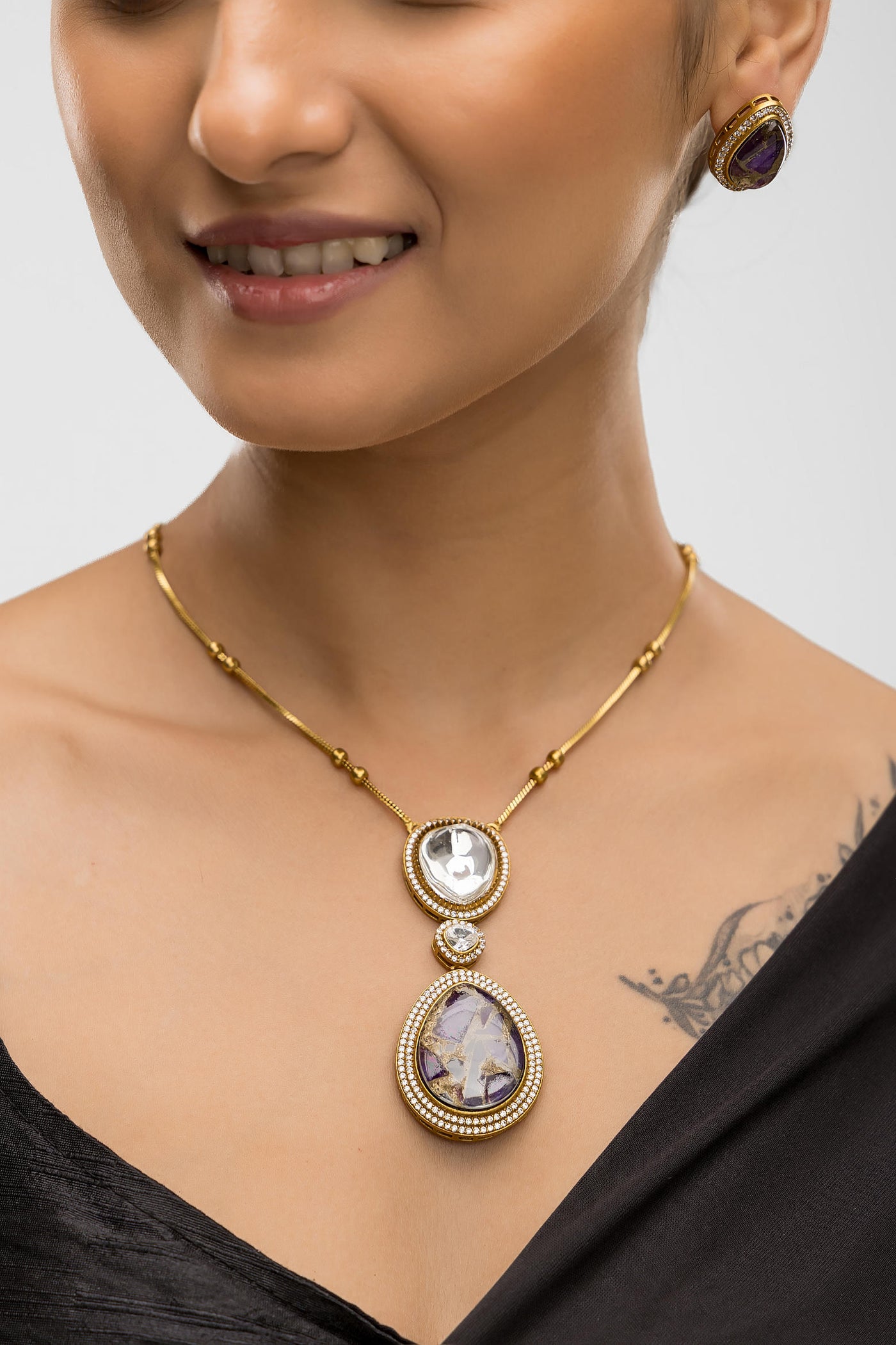 Dheu Golden Pendant Necklace Set