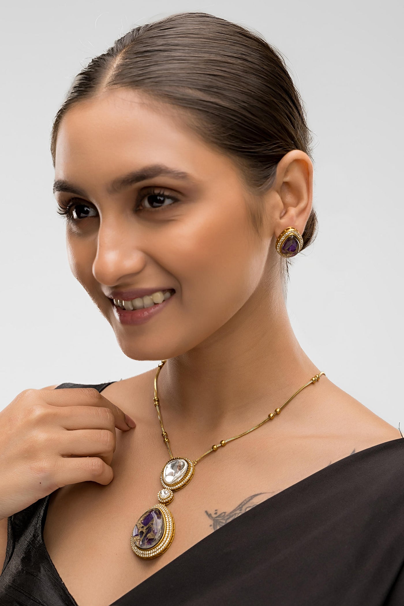 Dheu Golden Pendant Necklace Set