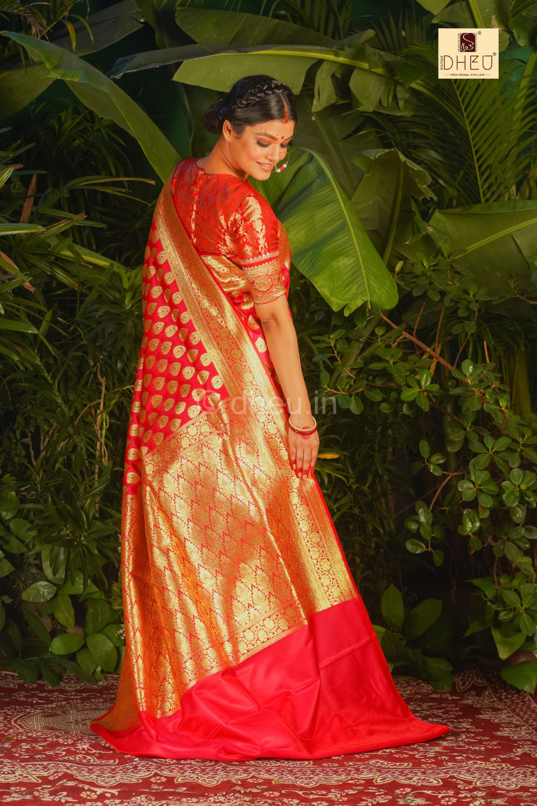 Milan Design - @milandesignkochi presents the Chilli red kanchivaram saree  with #pearlish photograph handwoven the pallu using 10 different coloured  threads. It took over a month to finish, yet creating a statement